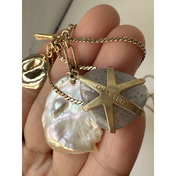 Chan Luu Gold Tone Baroque Pearl Labradorite Charm Toggle Necklace 30” - Picture 9 of 10